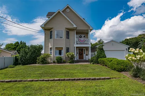406 Vanderbilt Blvd, Oakdale, NY 11769
