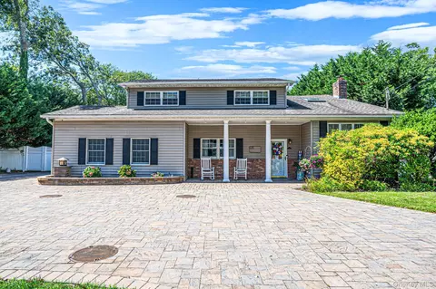 136 Vanderbilt Blvd, Oakdale, NY 11769