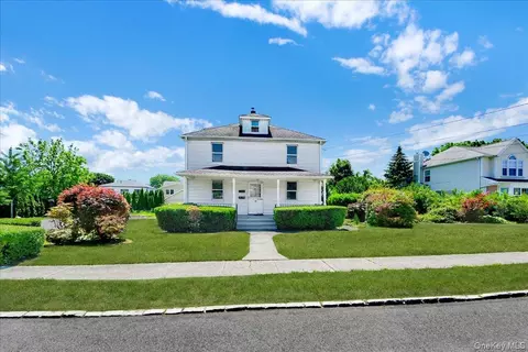 78 Maple St, North Hempstead, NY 11577