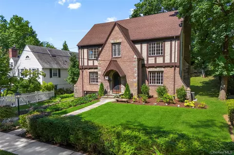 12 Dimitri Pl, Larchmont, NY 10538
