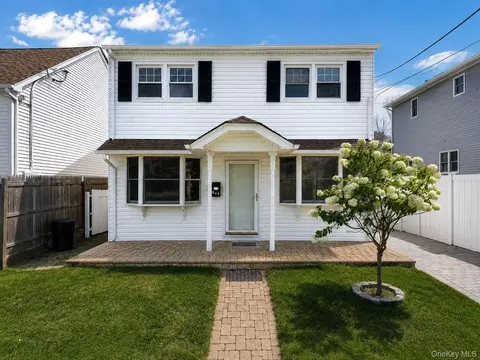644 S 8th St, Lindenhurst, NY 11757