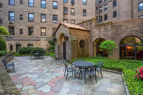 14 N Chatsworth Ave #5J, Larchmont, NY 10538