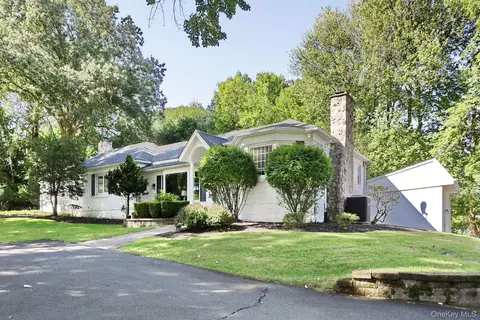 11 Muir Ln, Clarkstown, NY 10956