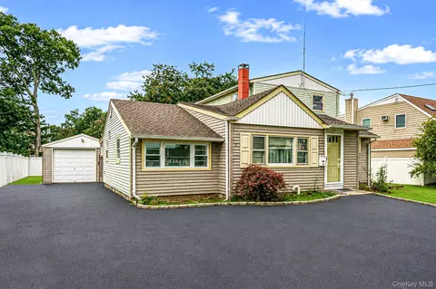 35 Gwendolyn Pl, East Islip, NY 11730