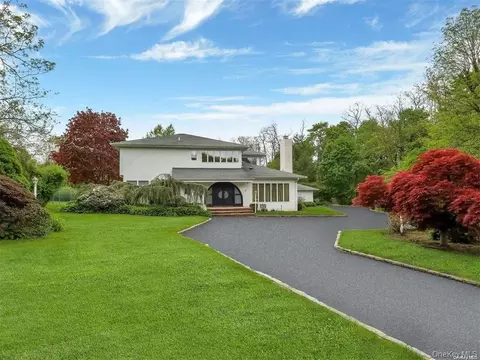 5 Woodfield Ln, Glen Head, NY 11545
