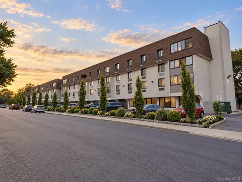 31 Casino St #3J, Freeport, NY 11520