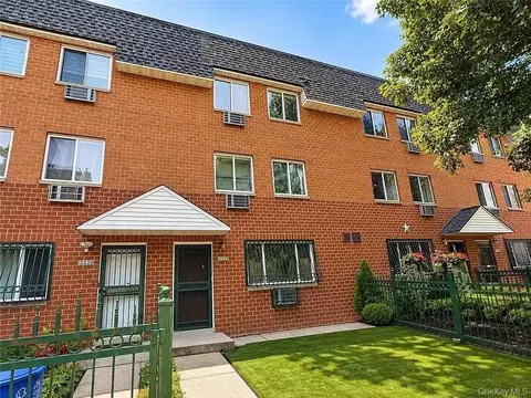 3328 14th St, Astoria, NY 11106