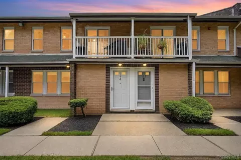 194 Artist Lake Dr #194, Middle Island, NY 11953