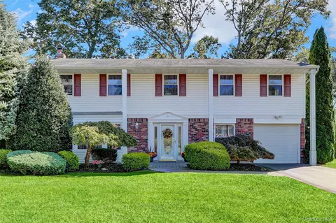 14 Milhouse Ln, Lake Grove, NY 11755