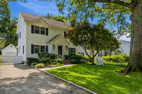 11 Bayside Ave, North Hempstead, NY 11050