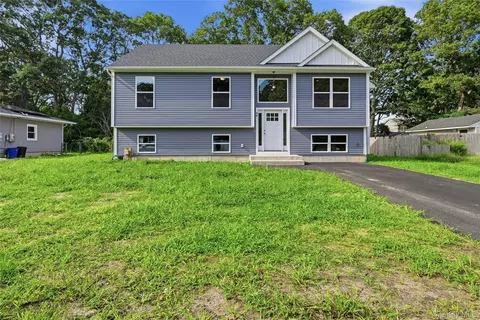 34 Malba Dr, Shirley, NY 11967