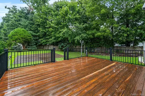 Exterior - 6 North Ave, Smithtown, NY 11787 photo 8 of 8