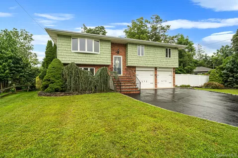 Exterior - 6 North Ave, Smithtown, NY 11787 photo 4 of 8