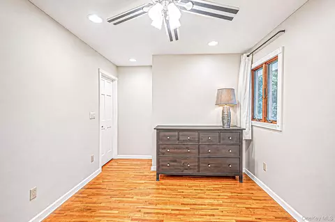 Bedroom - 6 North Ave, Smithtown, NY 11787 photo 4 of 7