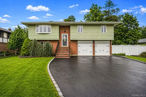 Exterior - 6 North Ave, Smithtown, NY 11787 photo 2 of 8