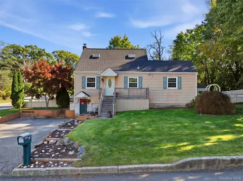 67 Rosewood Rd, Kings Park, NY 11754
