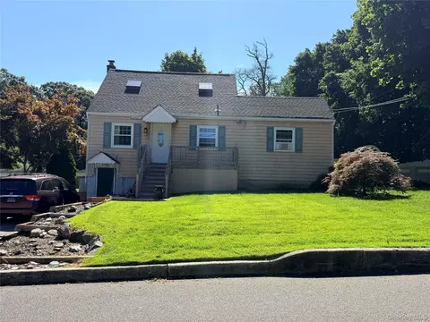67 Rosewood Rd, Kings Park, NY 11754