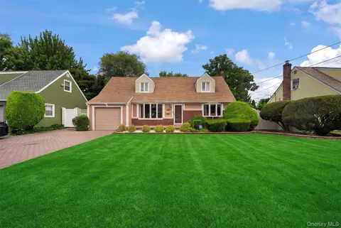 868 Spring Ave, Uniondale, NY 11553