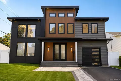 23 Mistletoe Ln, Levittown, NY 11756