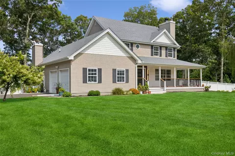 7 Sander Ct, Middle Island, NY 11953