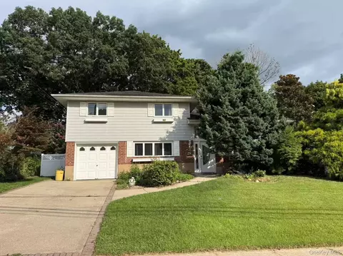 7 5th Pl, Syosset, NY 11791