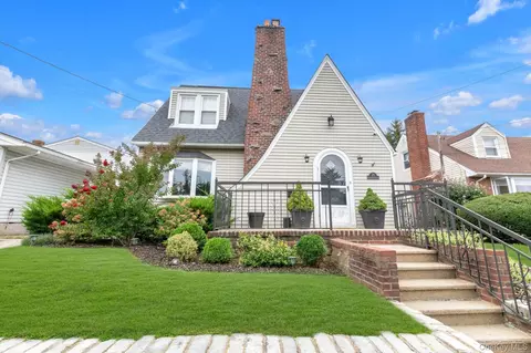 21 Hampton Ave, North Hempstead, NY 11507