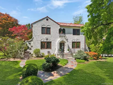 62 Broadfield Rd, New Rochelle, NY 10804