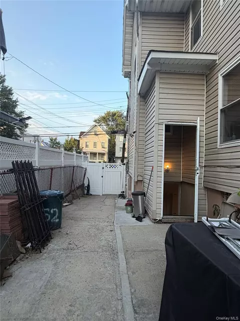 Exterior - 752 E 222nd St, New York, NY 10467 photo 1 of 1