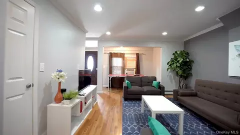 752 E 222nd St, New York, NY 10467