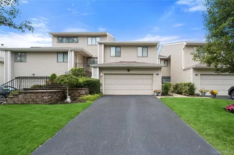10 Pheasant Ln, Woodbury, NY 11797