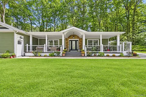 5 Cricket Hollow Rd, Setauket, NY 11733