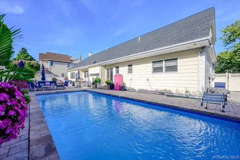 Exterior - 85 Suffolk Blvd, Atlantic Beach, NY 11509 photo 4 of 8