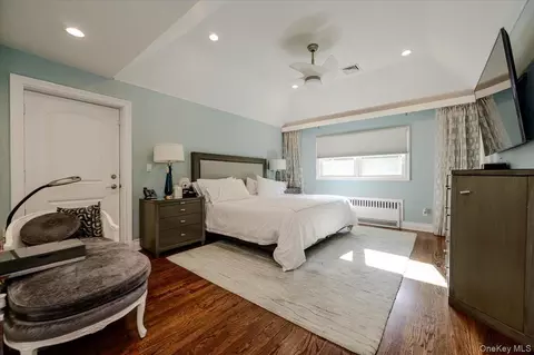 Bedroom - 85 Suffolk Blvd, Atlantic Beach, NY 11509 photo 1 of 8