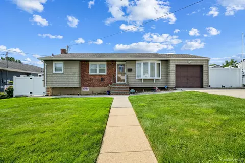 40 Elm Ave, Farmingdale, NY 11735