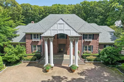 11 Danton Ln N, Locust Valley, NY 11560