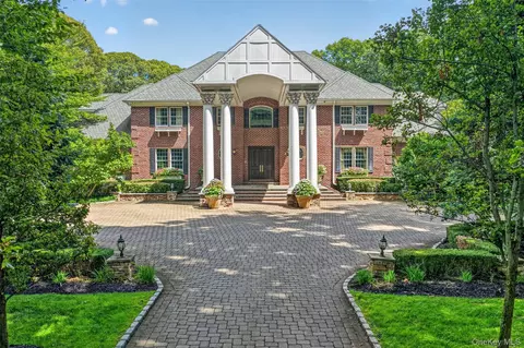 11 Danton Ln N, Locust Valley, NY 11560