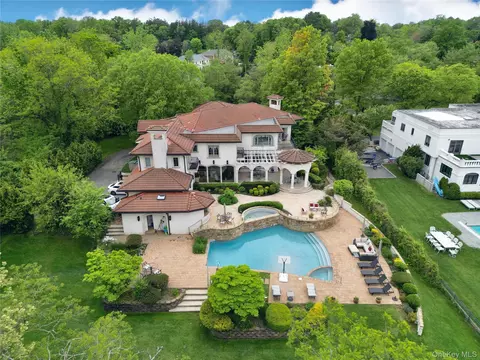 17 Split Rock Dr, North Hempstead, NY 11024