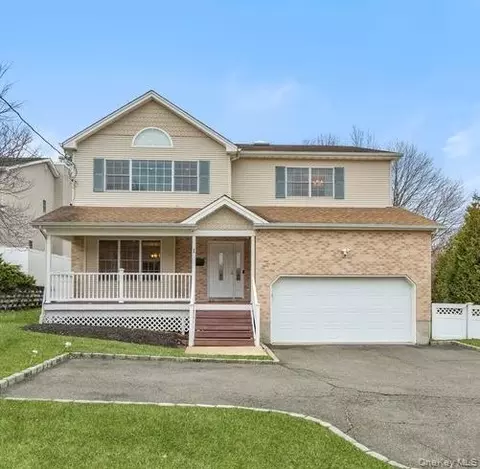 1 Fairway Dr, Old Bethpage, NY 11804