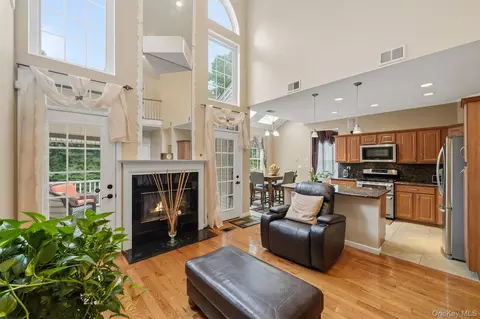 Entry Way - 26 Scofield Ct, Peekskill, NY 10566 photo 1 of 3