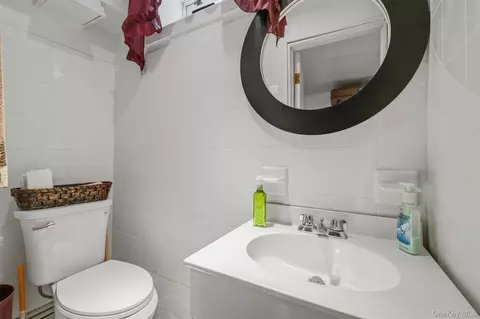 Bath - 26 Scofield Ct, Peekskill, NY 10566 photo 3 of 3