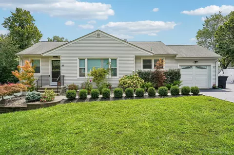 27 Pierce St, Clarkstown, NY 10954