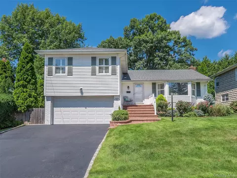 65 Essex Ct, North Hempstead, NY 11050