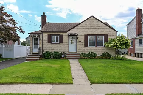 1073 Hancock Ave, Franklin Square, NY 11010