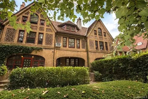 52 Slocum Cres, New York, NY 11375