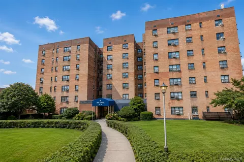 29-30 137th St #3K, New York, NY 11354