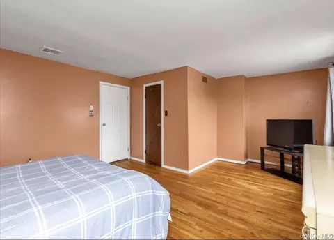Bedroom - 88 E Valley Stream Blvd #6, Valley Stream, NY 11580 photo 3 of 4