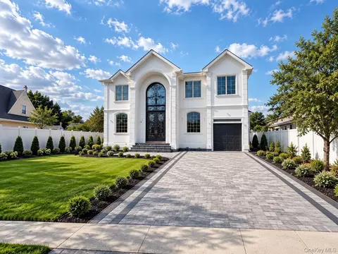 27 Poppy Ln, Levittown, NY 11756
