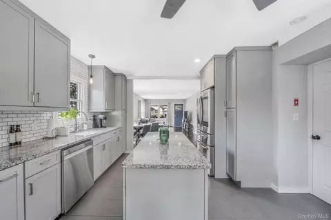 Entry Way - 101 Highland Ave, Patchogue, NY 11772 photo 1 of 1