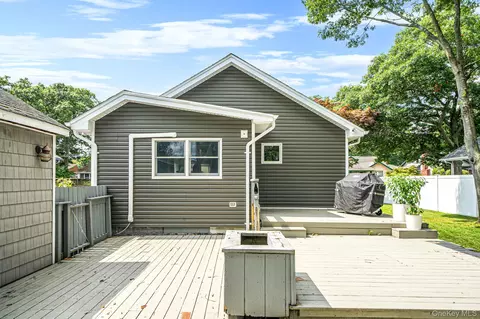 Exterior - 101 Highland Ave, Patchogue, NY 11772 photo 5 of 9