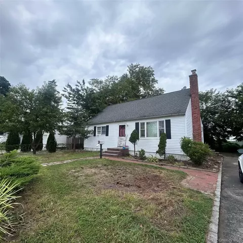 364 42nd St, Lindenhurst, NY 11757